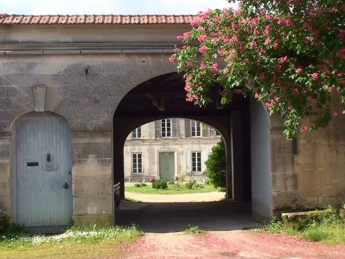 Bed and Breakfast Le Dojo Du Plessis Mareuil  Экстерьер фото