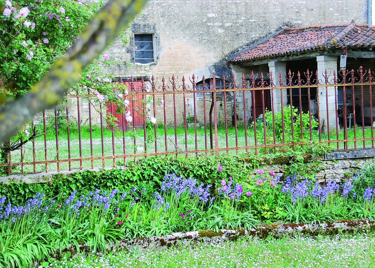 Bed and Breakfast Le Dojo Du Plessis Mareuil  Экстерьер фото